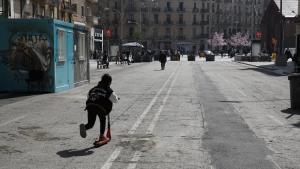 Un menor a bordo de un patinete por la ronda de Sant Antoni, en Barcelona.