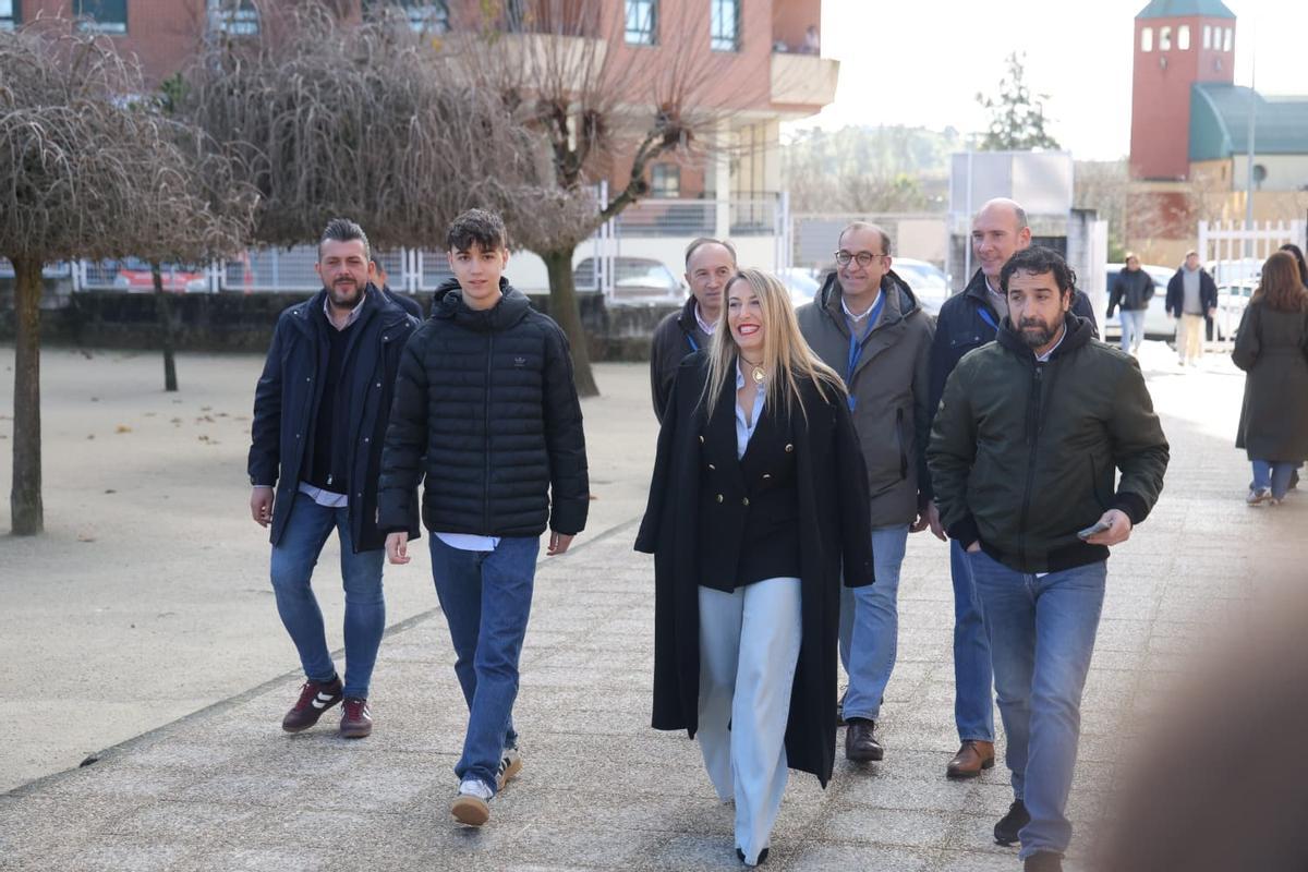 Llegada de María Guardiola a su colegio electoral en Cáceres.