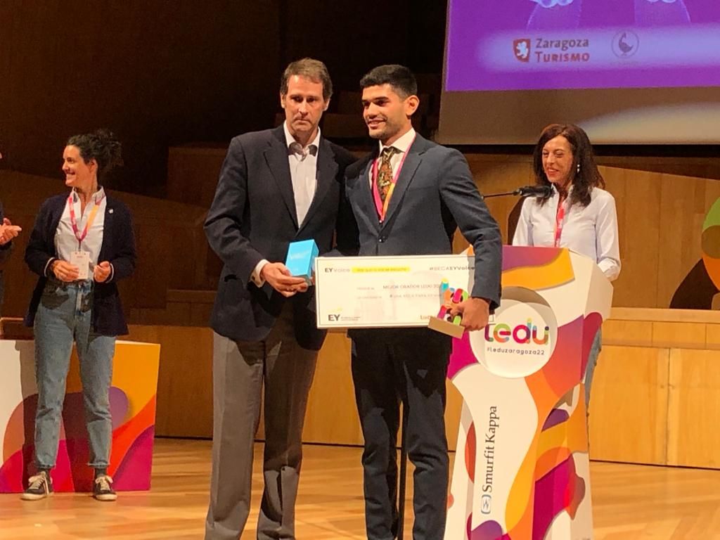 Guillermo Fernández, con su premio.