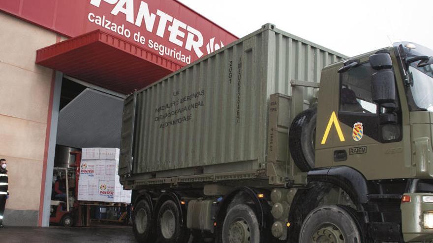 Un camión de la UME carga el calzado en las instalaciones de la empresa, ubicada en Callosa.