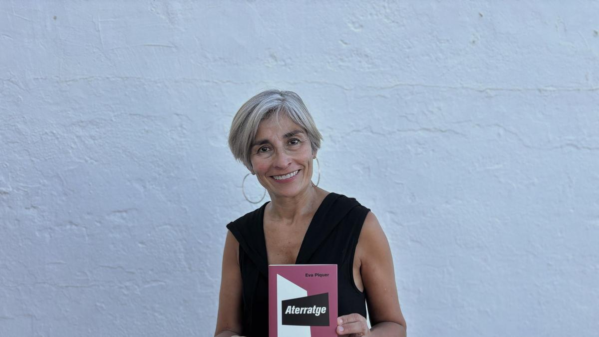L'escriptora Eva Piquer, amb un exemplar de l'obra premiada.