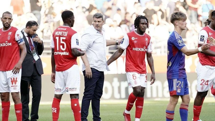 Óscar García, entre los jugadores del Stade Reims