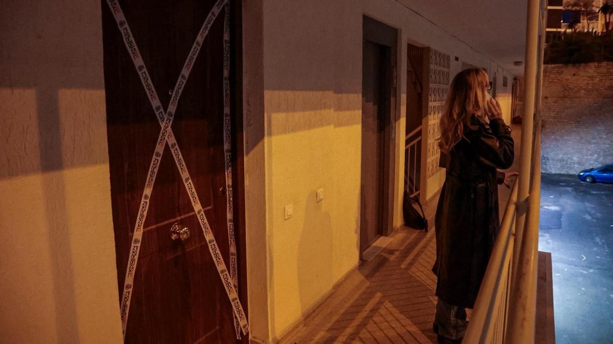 La puerta de la vivienda donde fue hallado el cadáver de la mujer este viernes en Alicante.