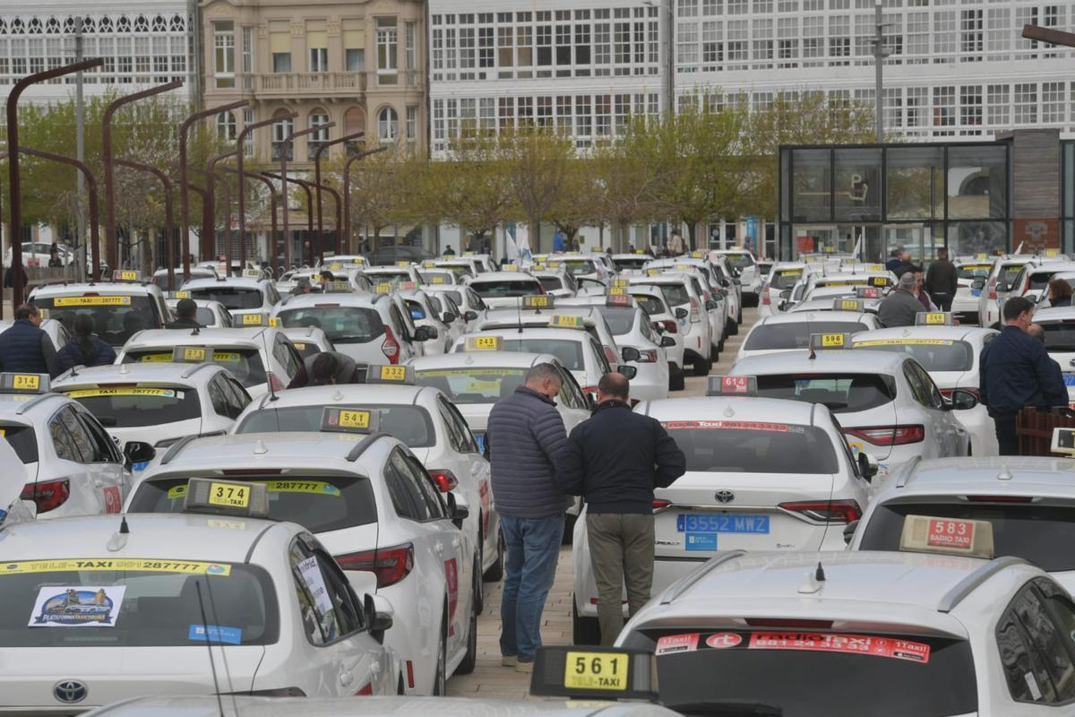 Llegada a O Parrote de la caravana de taxis que partió del Milenium.