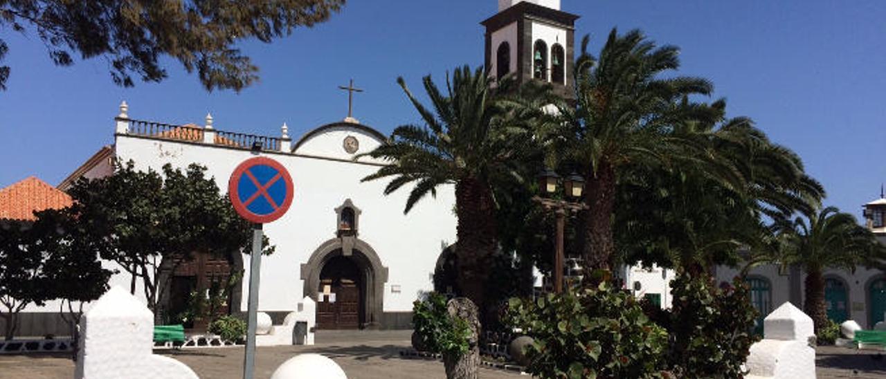 La iglesia de San Ginés y la torre, a la derecha, sin la linterna, en una imagen tomada el pasado lunes.