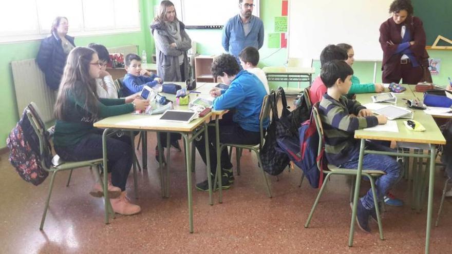 Alumnos trabajando con sus tabletas, ayer.