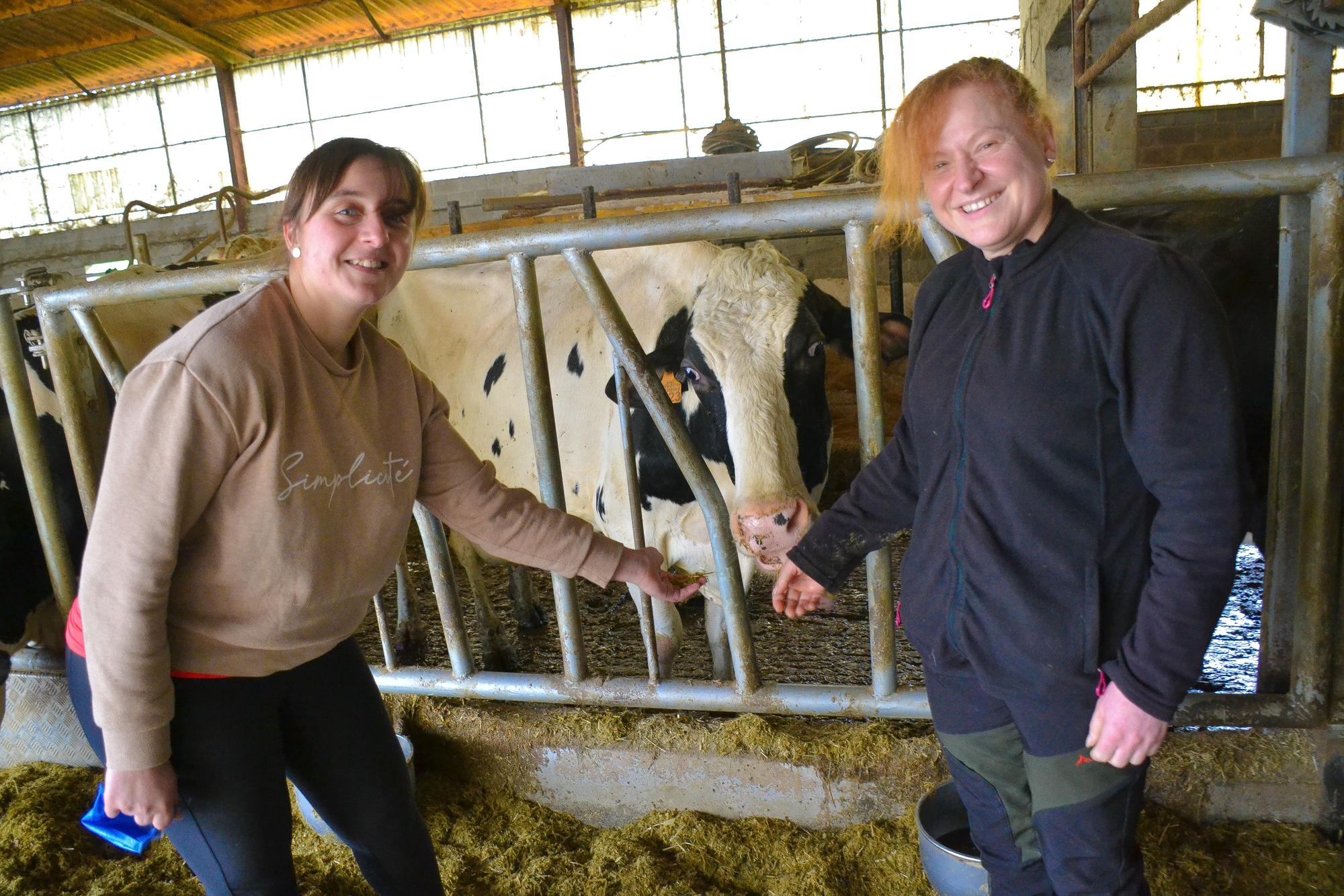 Beatriz Riesgo y Coté Fernández, con las vacas de la ganadería La Llera, en Salas.