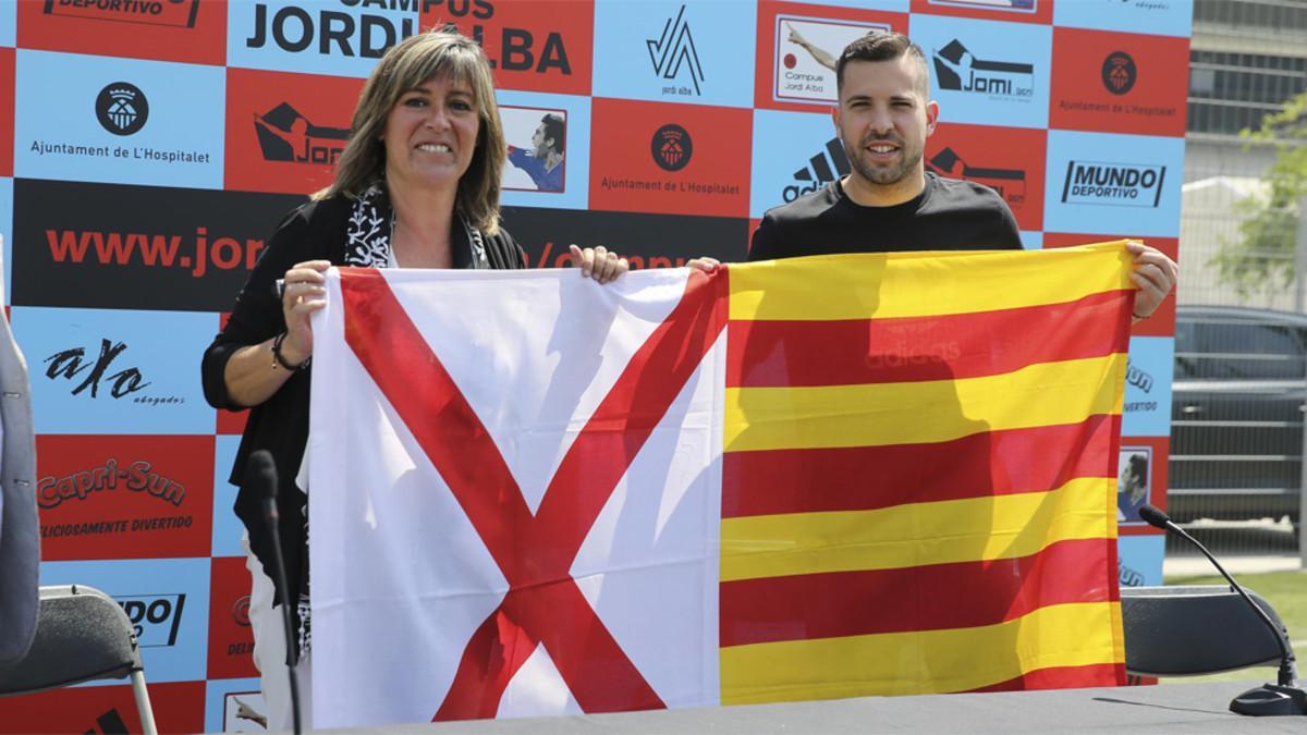 Jordi Alba, junto a la alcaldesa Nuria Marín, en la presentación de su campus