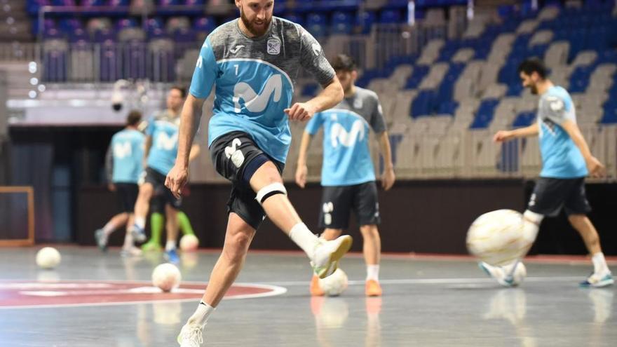 &#039;Pola&#039;, durante el calentamiento previo al partido ante el Palma Futsal. // @intermovistarfutbolsala