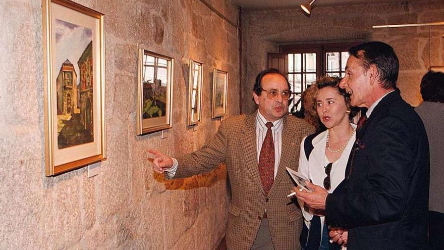 Carlos García Mourón (derecha), en la inauguración de una exposición suya en el año 2001. // Grobas