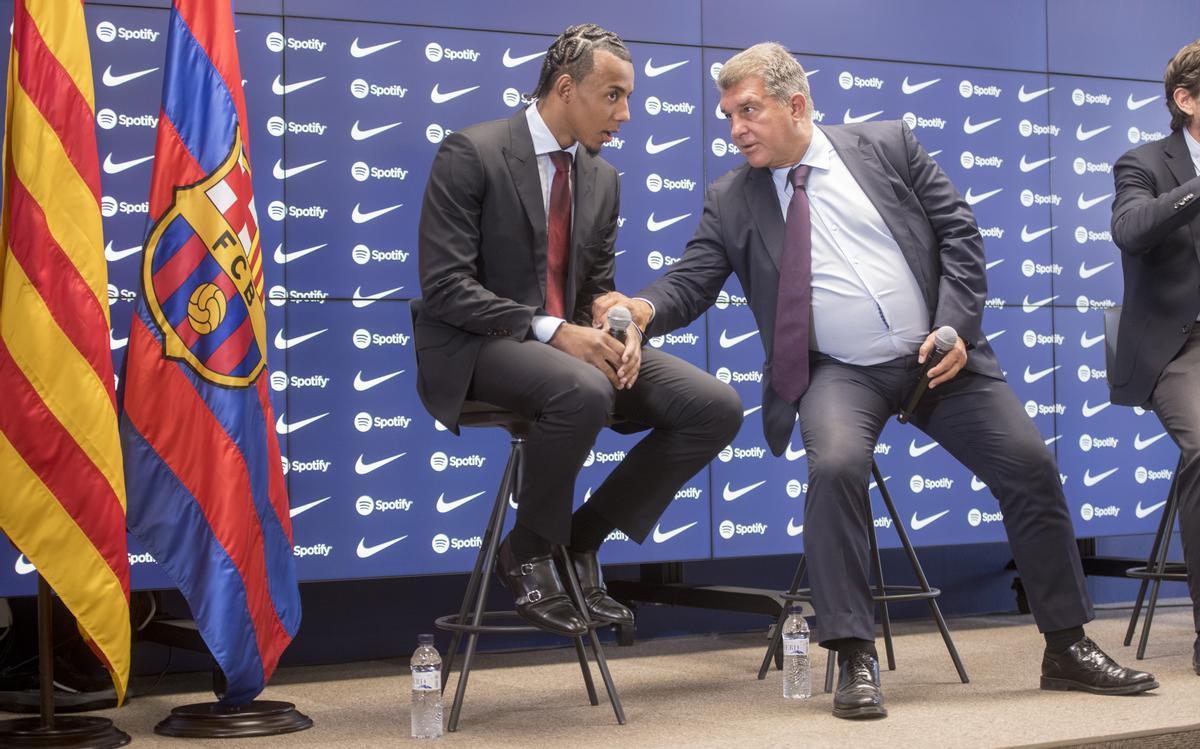 Jules Kounde junto a Joan Laporta antes de la rueda de prensa ya como jugador azulgrana.