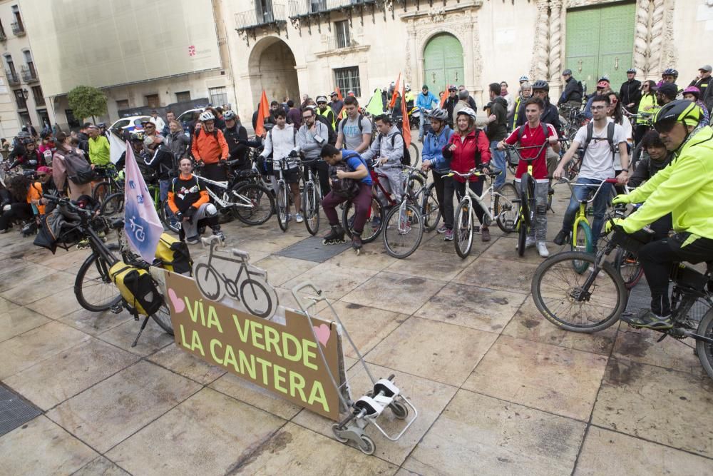 200 ciclistas exigen frente al Ayuntamiento una vía verde en La Cantera.