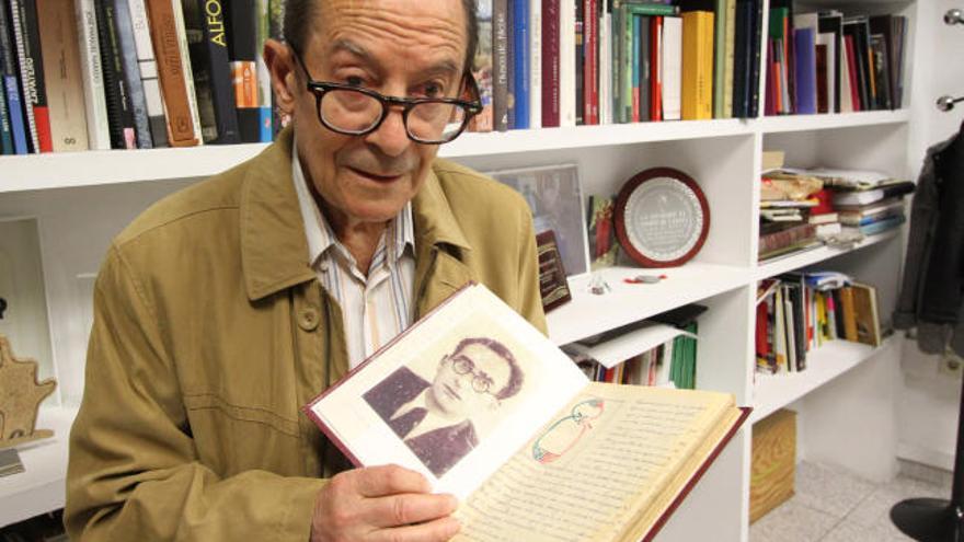 Ramos muestra el «cuaderno de rotación» de su escuela (1934) con la foto de su admirado maestro.