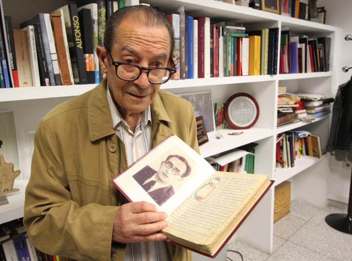 Ramos muestra el «cuaderno de rotación» de su escuela (1934) con la foto de su admirado maestro.