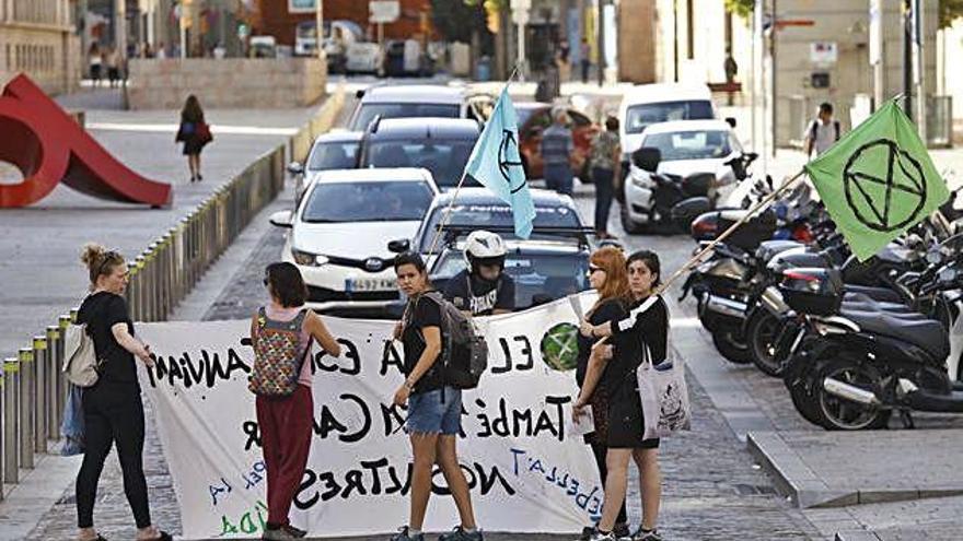 Un dels punts d&#039;accés a la plaça tallat ahir a primera hora de la tarda.