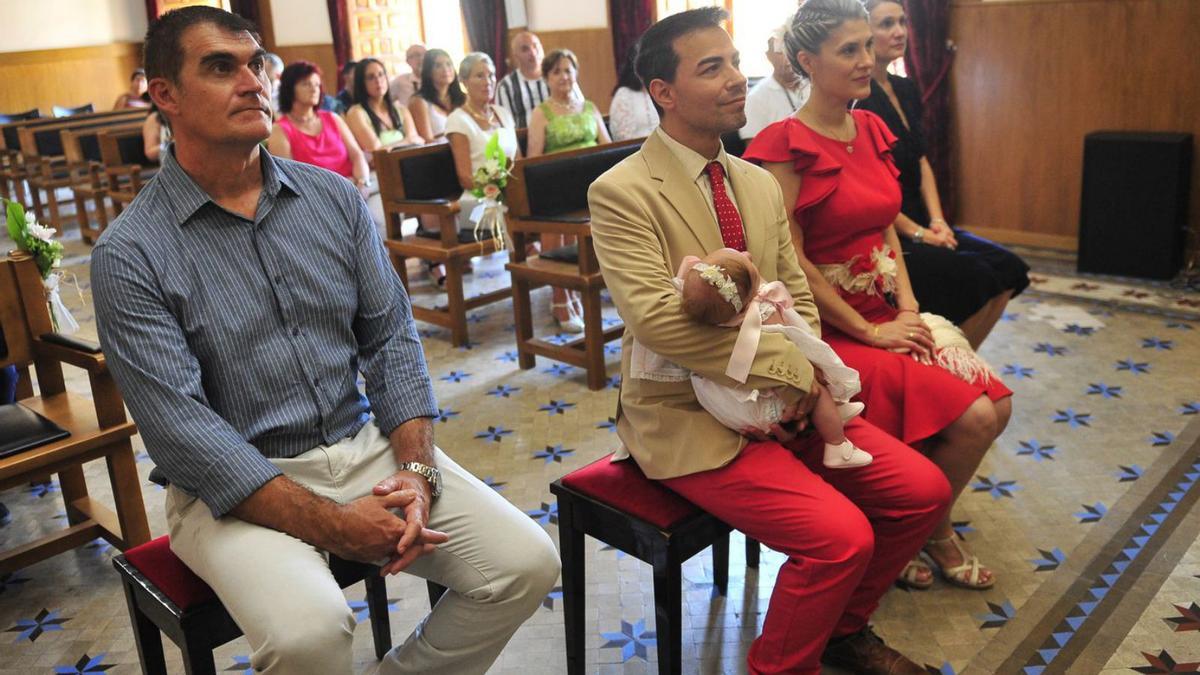 Los padres de Elaia durante la celebración de su nacimiento, ayer, en el salón de plenos. 