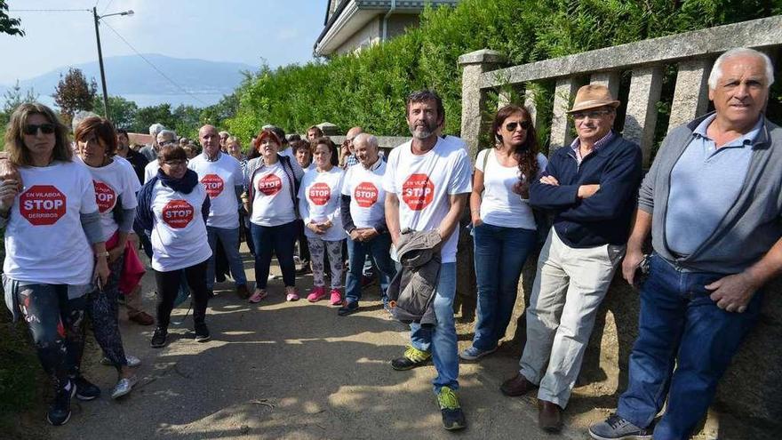 Concentración vecinal en Riomaior (Vilaboa) para impedir el derribo de una vivienda por parte de la APLU. // G. Santos