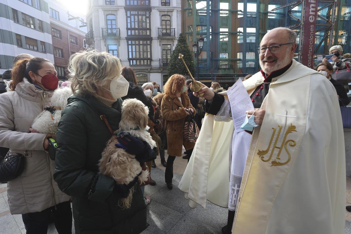 Bendición de mascotas ante la iglesia de San Juan, años atrás.