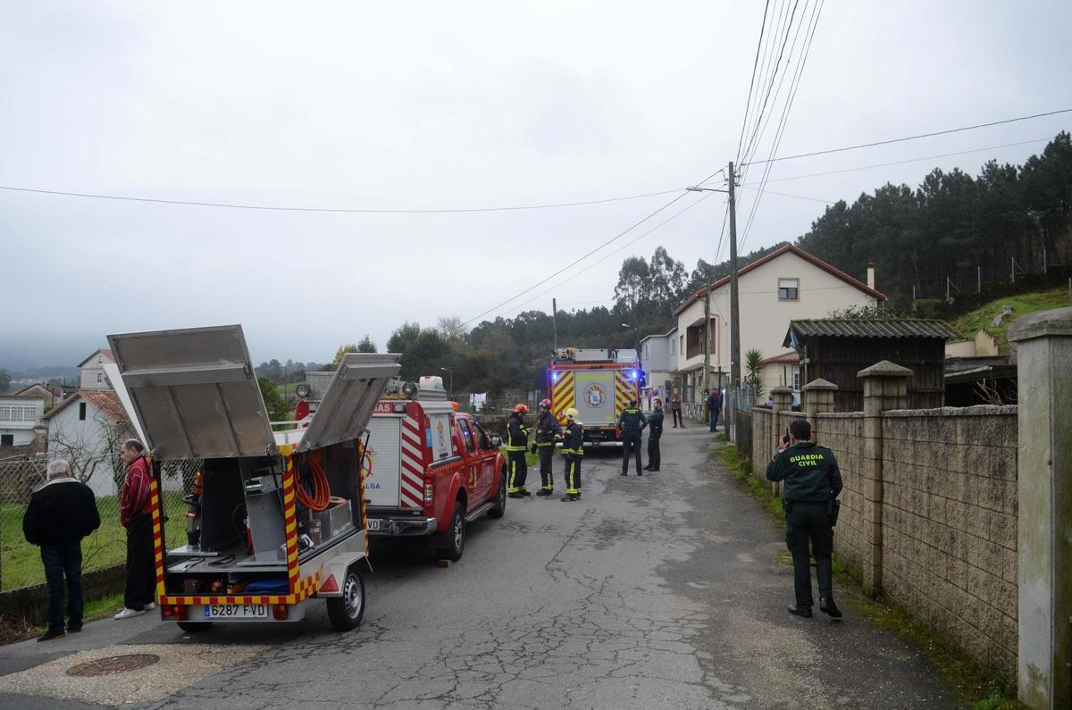 El operativo de emergencias en un accidente mortal con tractor ocurrido en Valga.