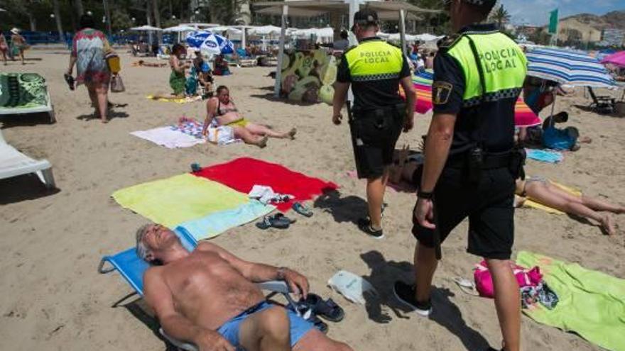 Policías a caballo en el paseo del Postiguet y agentes locales en la arena, esta semana.