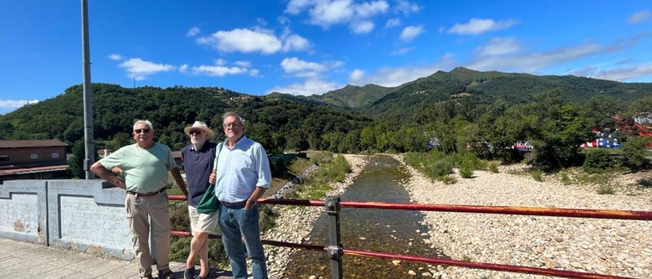 Por la izquierda, Fernando Rodríguez Pandiella, Víctor Concheso y Carlos Cuesta, en el puente de La Chalana. | É. F- M. / F. R.