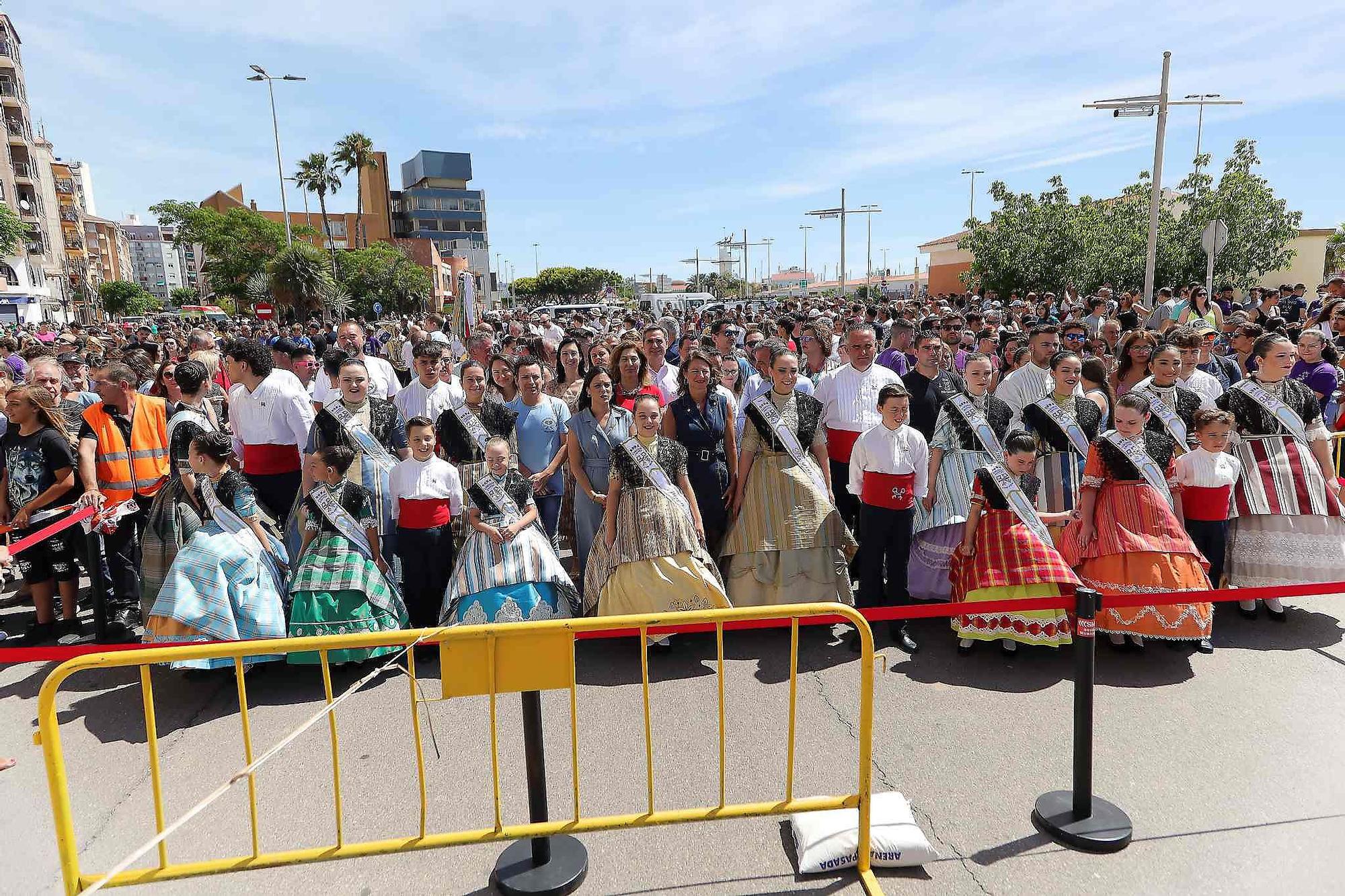 El Grau da inicio a las fiestas de Sant Pere con pólvora, bous y música