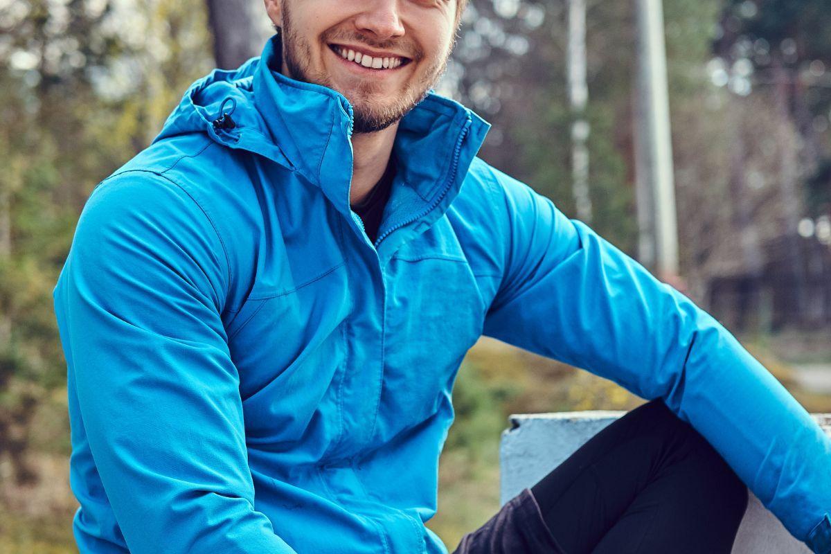 Los cortavientos que más recomiendan los runners para protegerte contra el frío y la lluvia