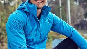 Los cortavientos que más recomiendan los runners para protegerte contra el frío y la lluvia