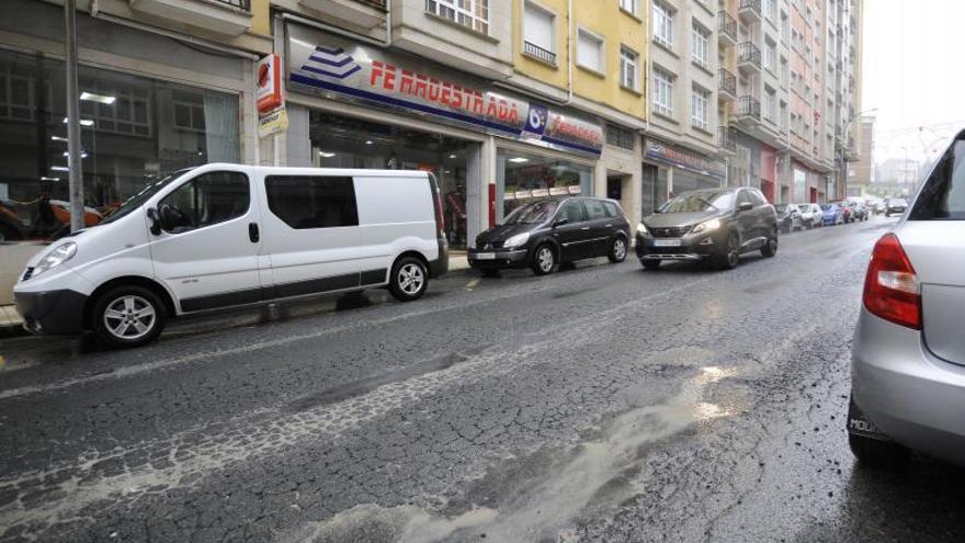 Los problemas del firme suscitan quejas vecinales y se deben a que nace agua debajo. |  // BERNABÉ / JAVIER LALÍN