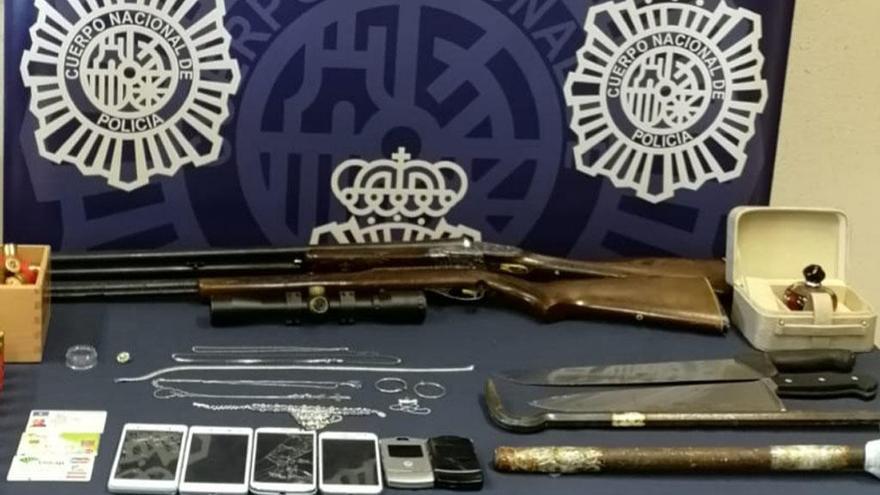 Armas y materiales intervenidos durante la operación de la Policía Nacional.