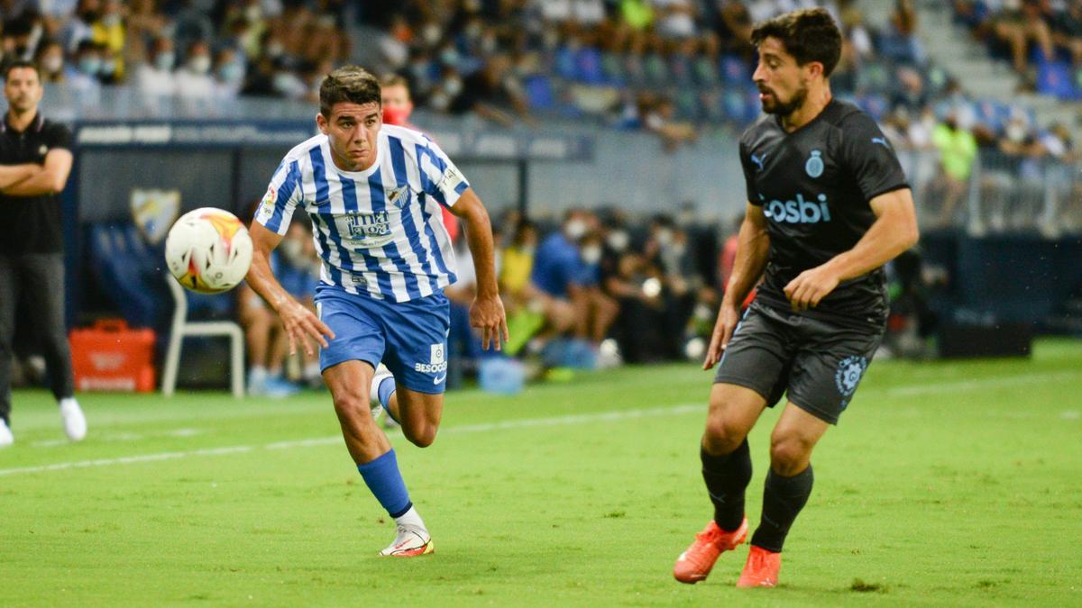 Víctor Gómez, en una acción contra el Girona la pasada campaña