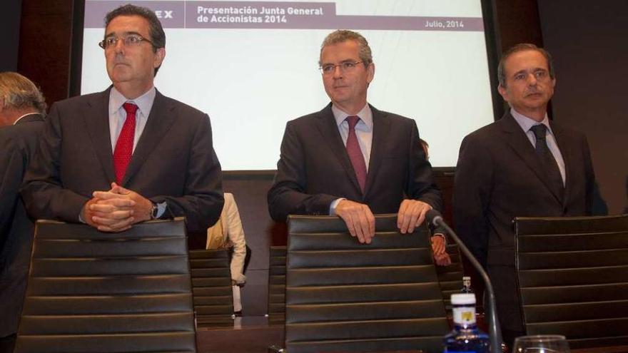 De izquierda a derecha, José Arnau, Pablo Isla y Antonio Abril antes de una junta de Inditex. // 13Fotos