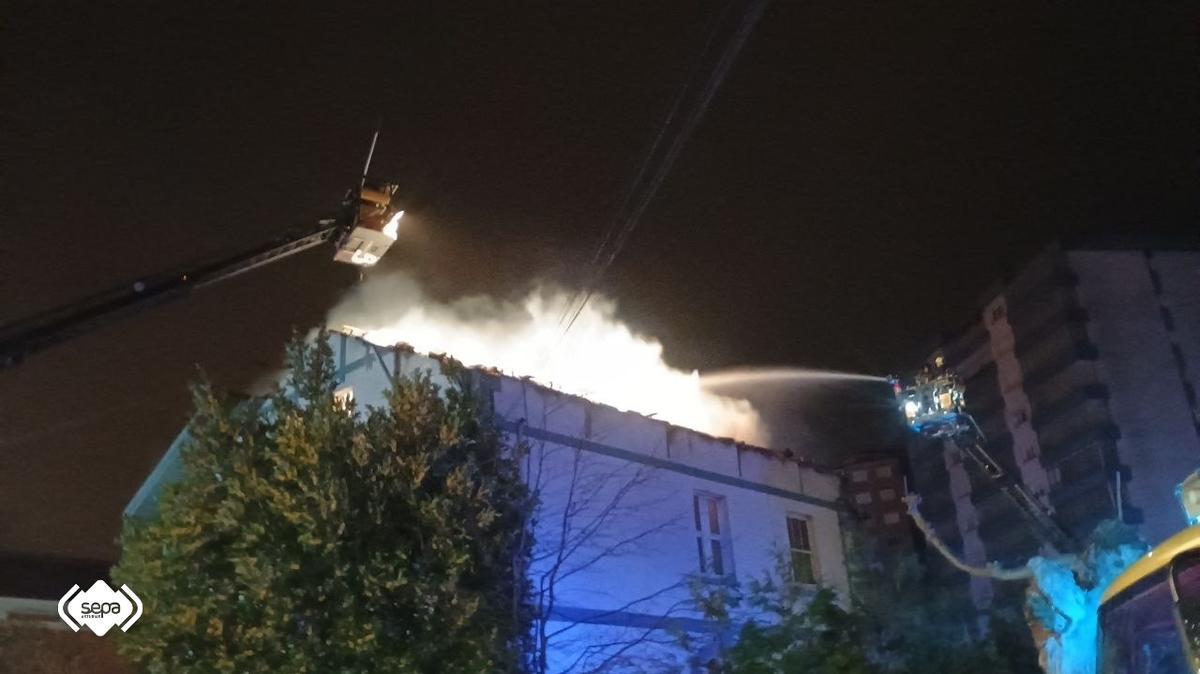 EN IMÁGENES: Un incendio de madrugada calcina por completo una conocida escuela de surf de Salinas