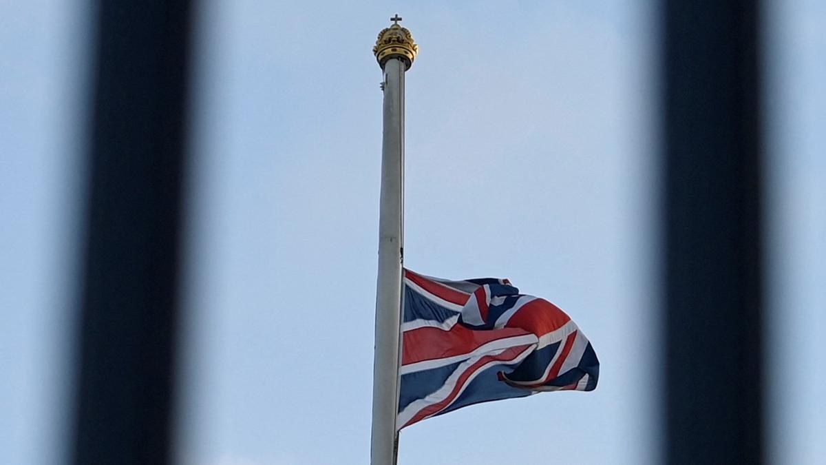 Britain's Queen Elizabeth is dead The UK flag flutters at half mast at Buckingham Palace, after Queen Elizabeth, Britain's longest-reigning monarch and the nation's figurehead for seven decades, died aged 96, according to Buckingham Palace, in London, Britain September 8, 2022. REUTERS/Toby Melville