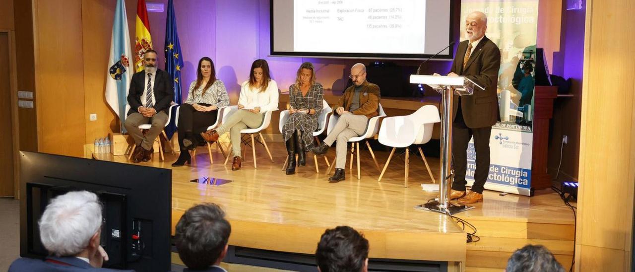 Mesa redonda de apertura de las jornadas sobre Cirugía Coloproctológica, ayer en Montecelo. |  // GUSTAVO SANTOS