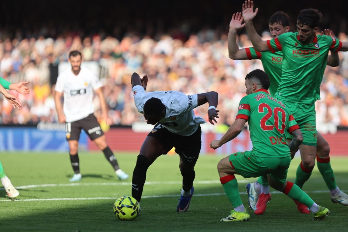 El Valencia CF suma tres puntos en Mestalla