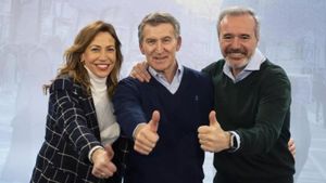 Natalia Chueca, Alberto Núñez Feijóo y Jorge Azcón, el pasado mes de febrero en Zaragoza, en un foro municipalista del PP.