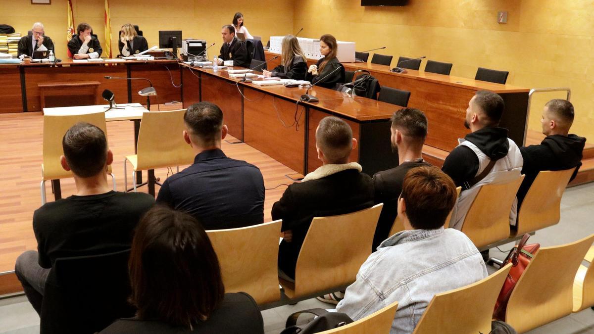 Els acusats, d'esquenes, durant la vista on s'ha acordat la suspensió del judici, a l'Audiència de Girona.