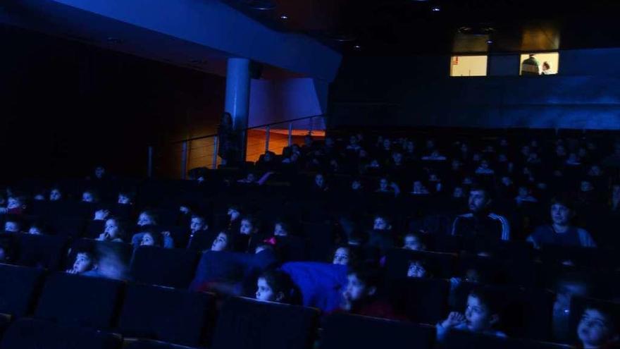 Más de 130 alumnos de A Pedra acudieron ayer a la proyección de &quot;101 Dálmatas&quot; en Bueu. // G.Núñez