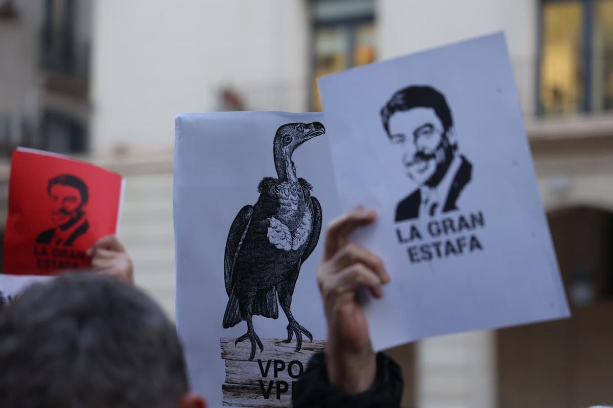 Protesta frente al Ayuntamiento de Alicante por las VPO