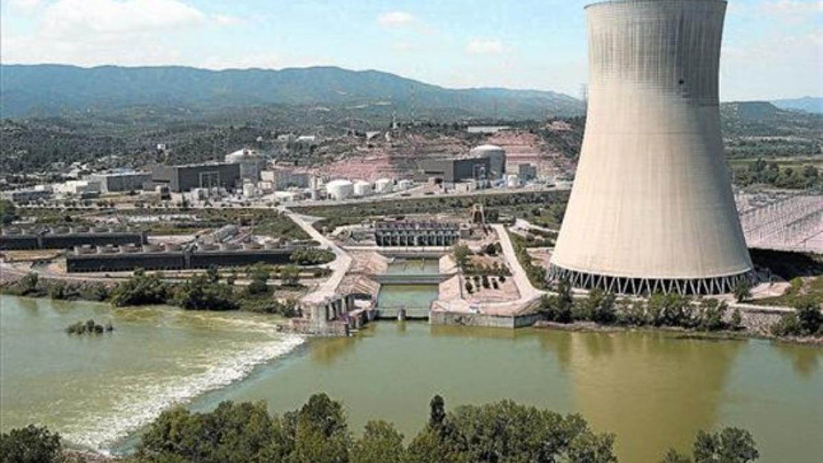 Vista general de la central nuclear de Ascó II, junto al rio Ebro, durante una de sus paradas en el 2007.