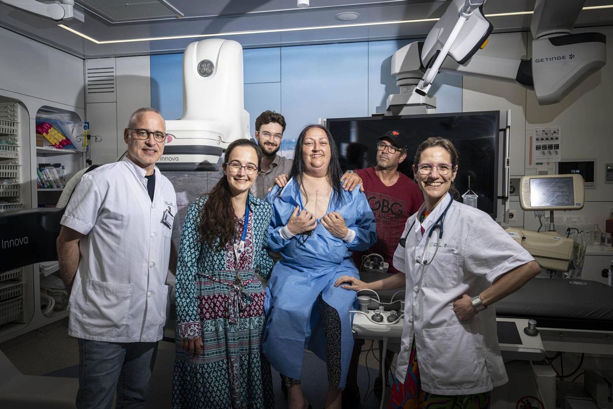 Retrato del equipo médico encargado del trasplante de corazón de Montse: Marta Farrero, cardióloga: Elena Sandoval: cirujana, Robert Pruna, cirujano, Àngel Ruiz: coordinador de trasplantes, Antonio y Montse.