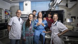 Retrato del equipo médico encargado del trasplante de corazón de Montse: Marta Farrero, cardióloga: Elena Sandoval: cirujana, Robert Pruna, cirujano, Àngel Ruiz: coordinador de trasplantes, Antonio y Montse. 