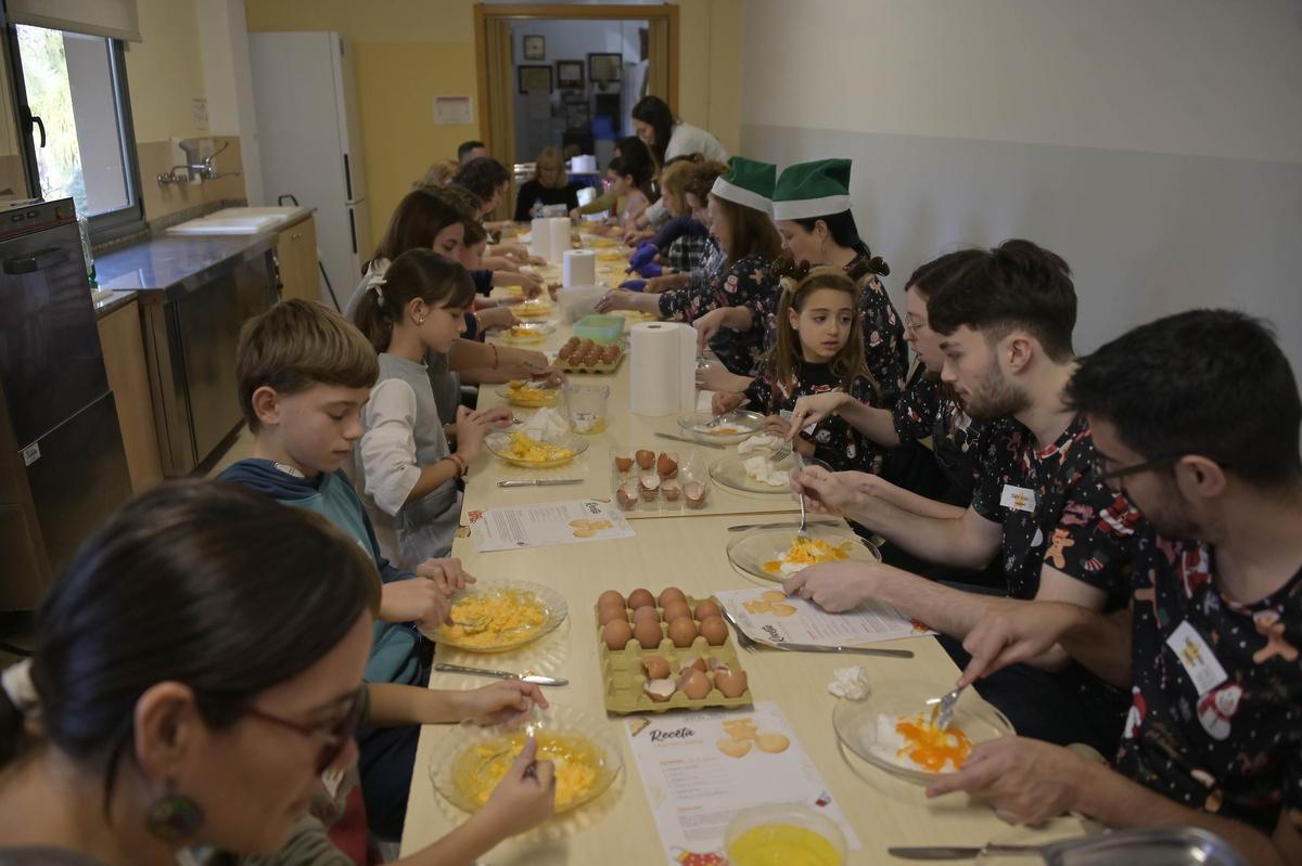 Taller de dulces navideños en el Museo Escolar de Puçol