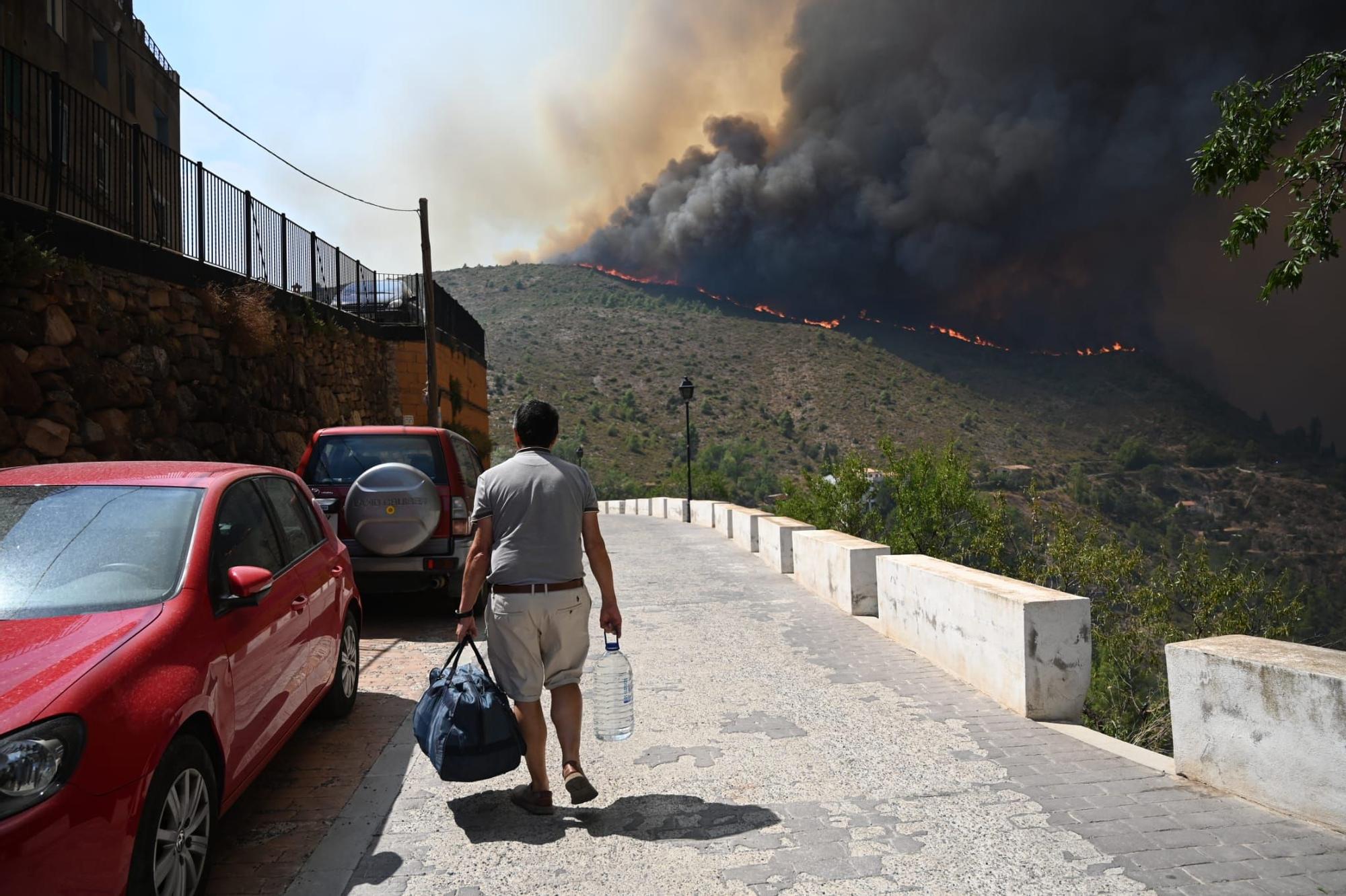 Las imágenes de la evacuación de los vecinos de Bejís por el avance del incendio forestal
