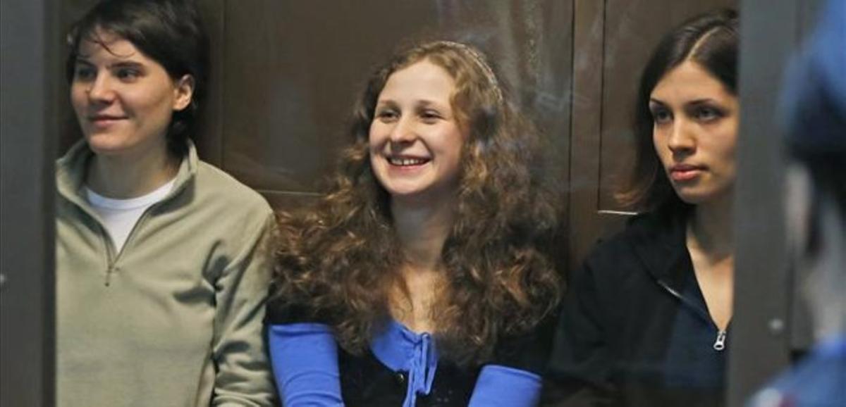 D’esquerra a dreta, Iekaterina Samutsevitx, Maria Aliojina i Nadezhda Tolokonnikova, el 10 d’octubre a Moscou.