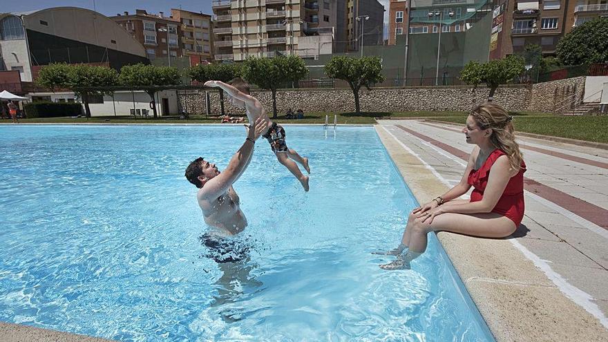 Usuaris a la piscina municipal de Berga