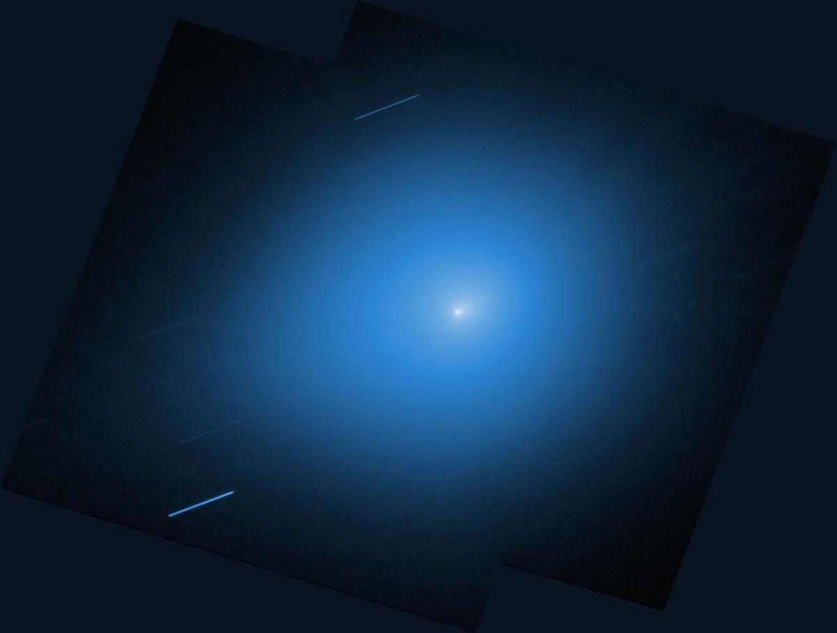 El cometa interestelar 3I/ATLAS captado por el Hubble mientras abandona el Sistema Solar. Las estrellas aparecen como trazos debido al rápido movimiento del cometa.