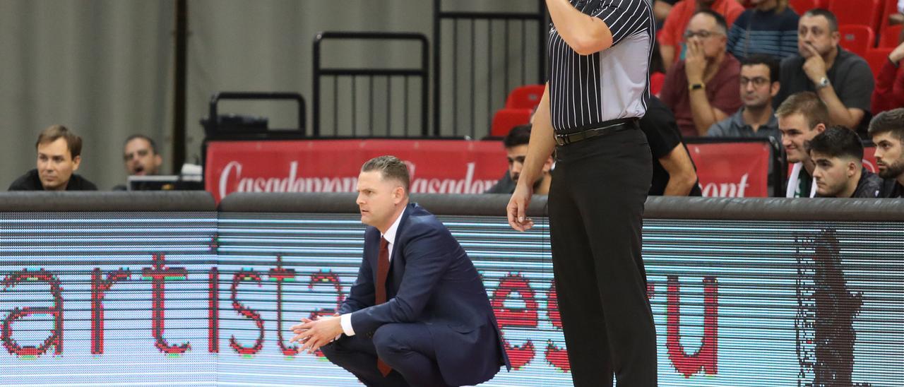 Martin Schiller observa a sus jugadores desde la banda durante el partido ante el UCAM Murcia.