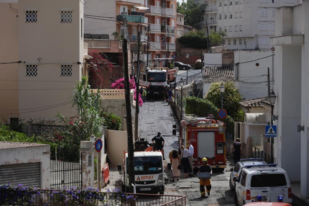 Un camión queda suspendido, a punto de caer a un torrente en El Terreno